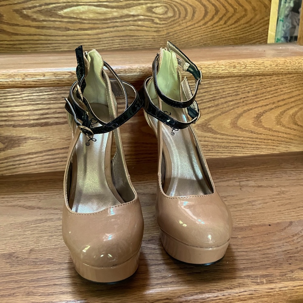 Qupid, size 6.5,  double ankle strap w/zipper at back of foot platform pumps.